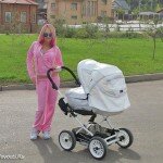 Даша Пынзарь гуляет с ребенком после родов Даша Пынзарь гуляет с ребенком после родов