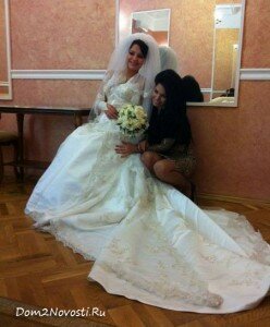 Юля Колисниченко в ЗАГСе с сестрой Юля Колисниченко в ЗАГСе с сестрой